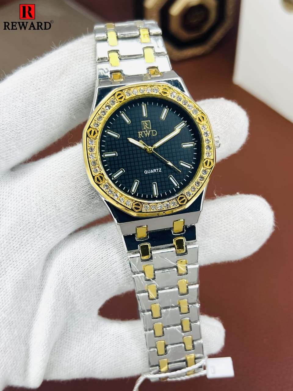 High Quality Stainless Steel Watch For Men's With Stone Embossed