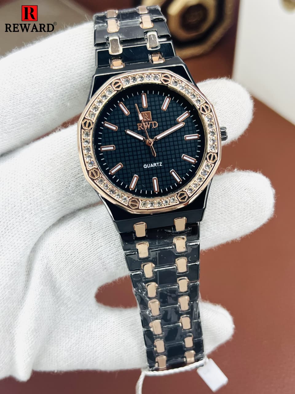 High Quality Stainless Steel Watch For Men's With Stone Embossed