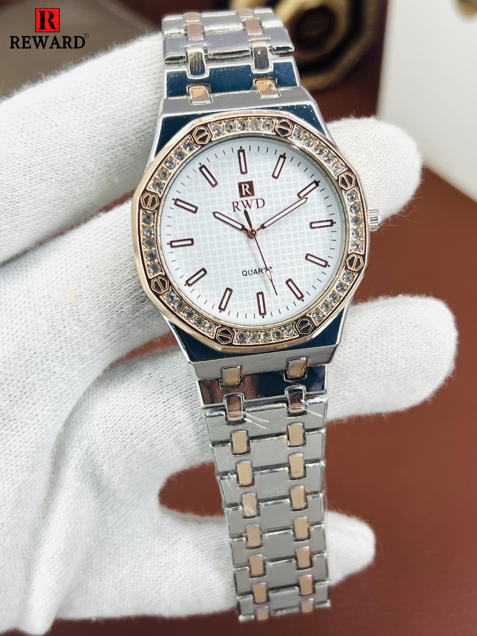 High Quality Stainless Steel Watch For Men's With Stone Embossed